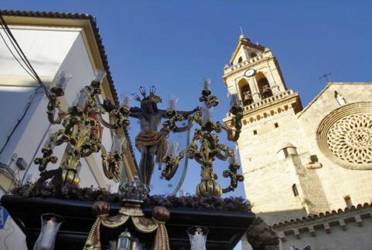 Una tarde primaveral envuelve a las cofradías el Lunes Santo