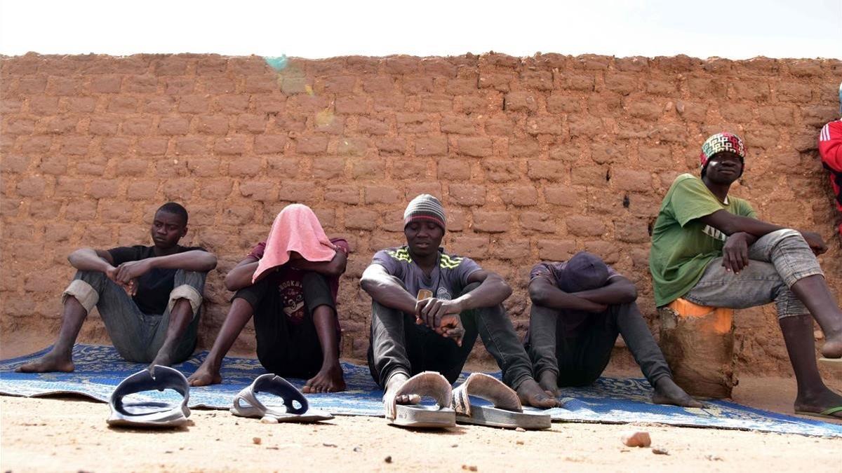 Un grupo de migrantes esperan alojamiento en Agadez, el norte de Níger, antes de retomar su camino hacia Europa.