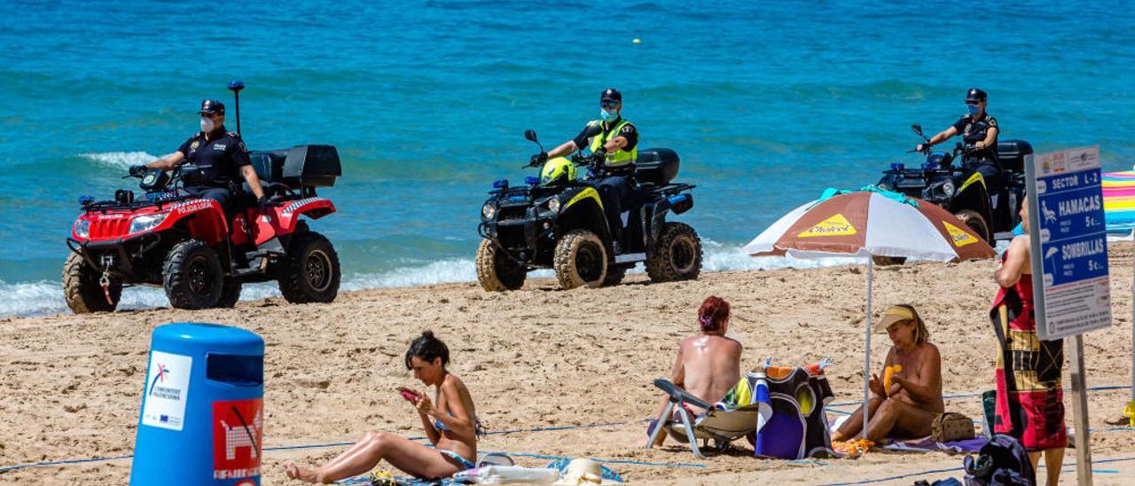 Bañistas en una playa ya parcelada en Benidorm / David Revenga