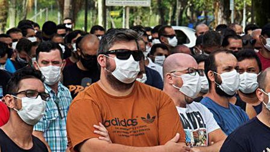 Protesta de empleados, ayer. | REUTERS