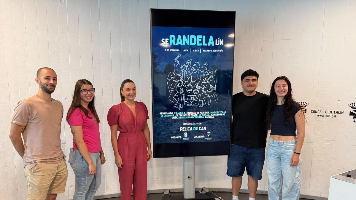 Membros de Randela xunto á concelleira de Cultura Begoña Blanco na presentación da I Foliada Folclórica de Lalín.