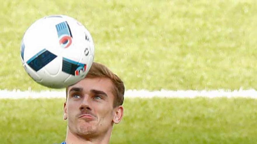 Griezmann, en el entrenamiento de ayer, con Pogba de espaldas.