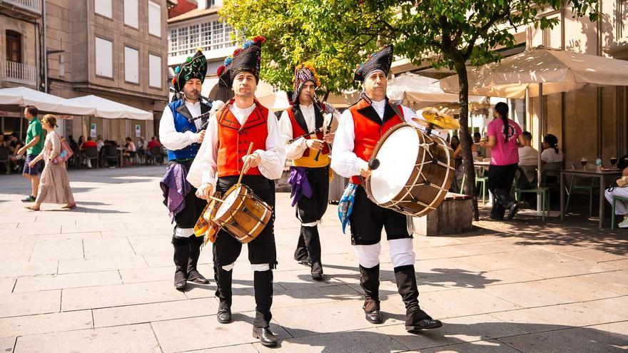 Grupo de gaitas tocando por el casco histórico.