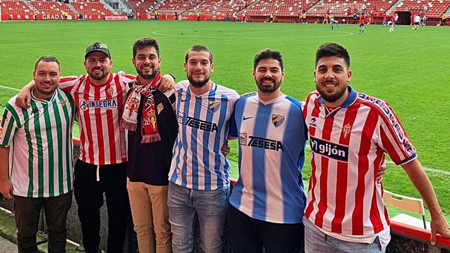 Galdeano, segundo por la izquierda, con amigos malaguistas, béticos y sportinguistas, en el estadio. 