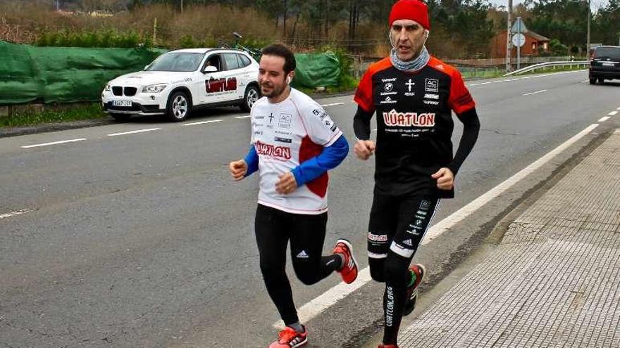 Alberto, en plena carrera, junto a su amigo César García. // FDV