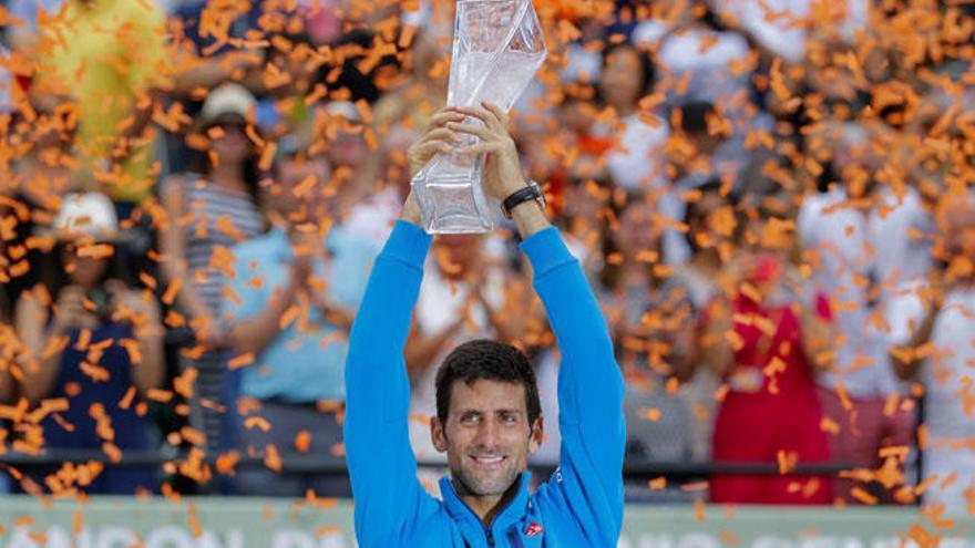 Djokovic, con el trofeo de ganador en Miami