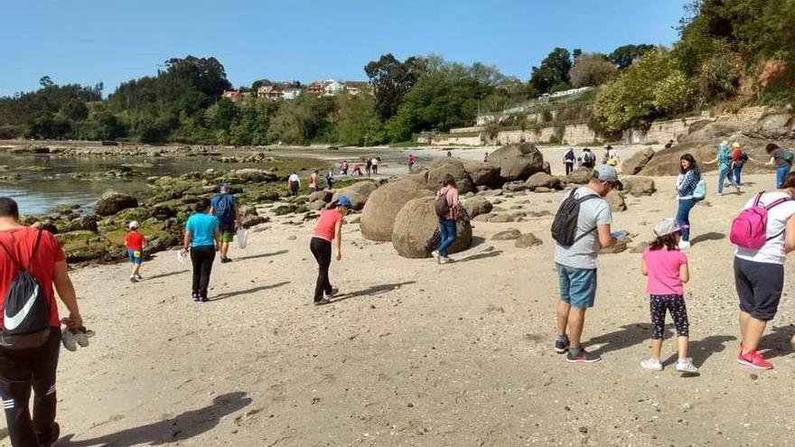 Una de las rutas guiadas por el litoral de la parroquia de Tirán. // Santos Álvarez