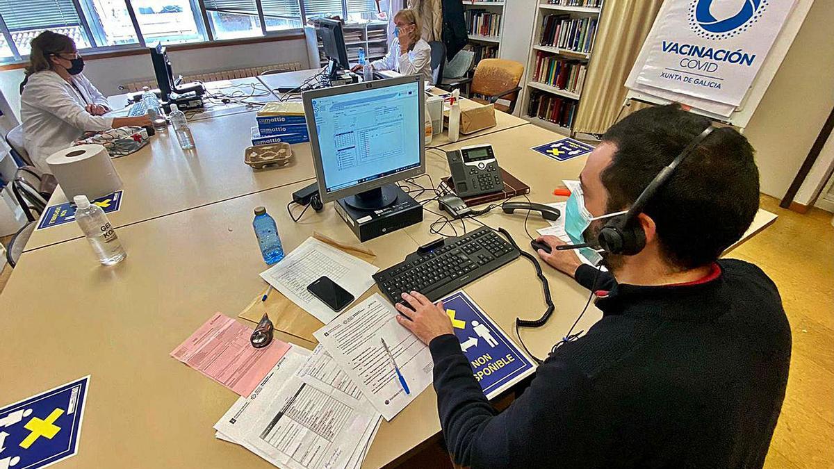 El equipo de profesionales comenzó ayer las llamadas a los usuarios de más de 80 años. |   // FDV