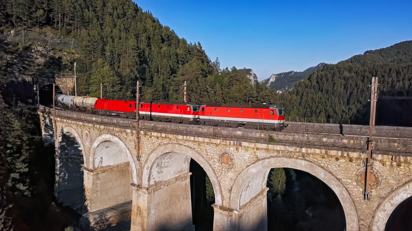 Viajes en tren en el famoso viaducto de Kalte Rinne en el histórico ferrocarril de montaña de Semmering.