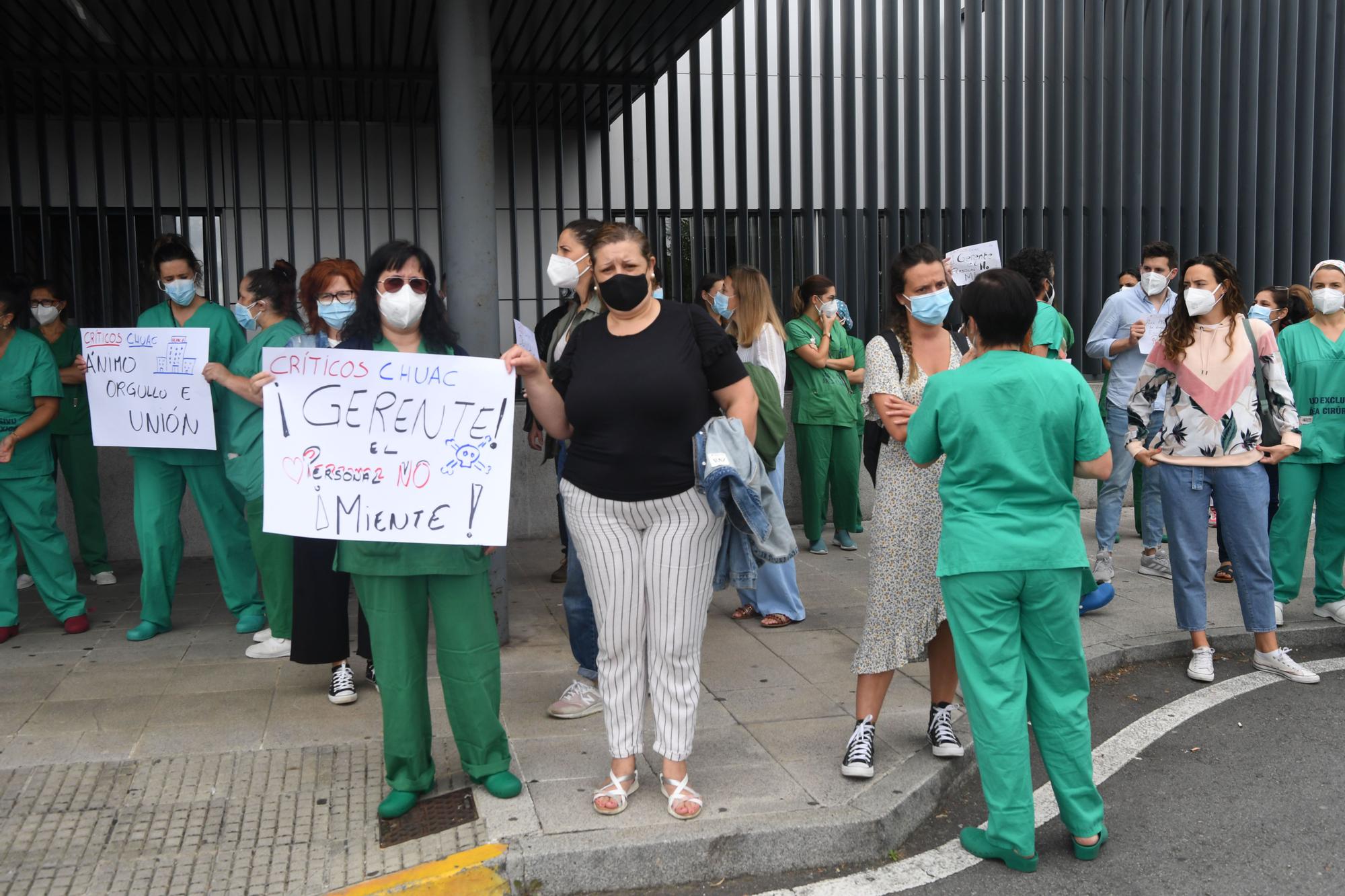 Protesta de trabajadores de las unidades de críticos del Hospital de A Coruña