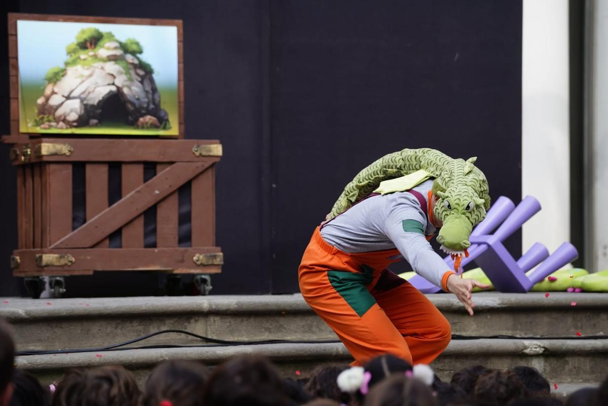 GALERIA | Gairebé 1.200 infants viuen la llegenda de Sant Jordi al patí del Kursaal de Manresa