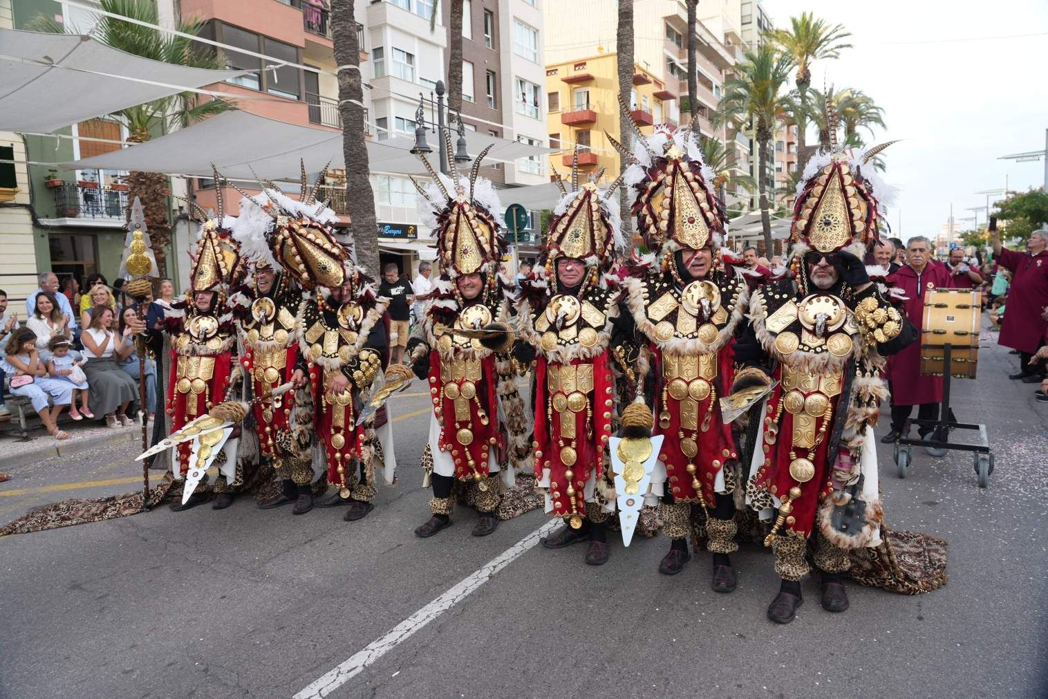 El Grau da inicio a las fiestas de Sant Pere con pólvora, bous y música