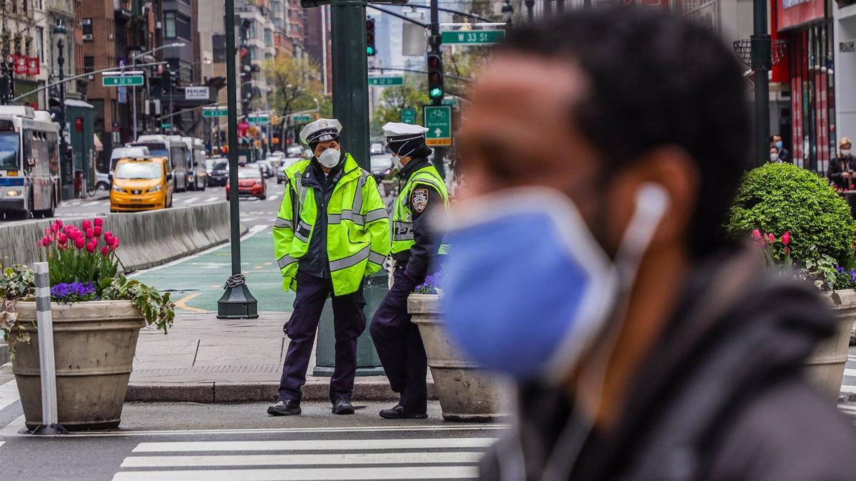 Un hombre con mascarilla en una calle de Nueva York