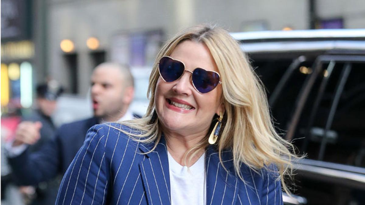 Drew Barrymore sonríe a los 'paparazzi'