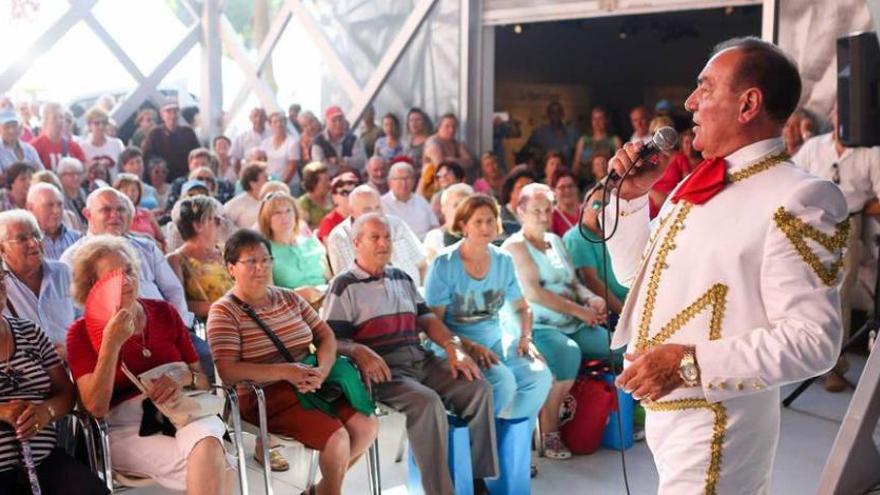 &quot;El Charro Negro&quot; durante su actuación ante numeroso público.