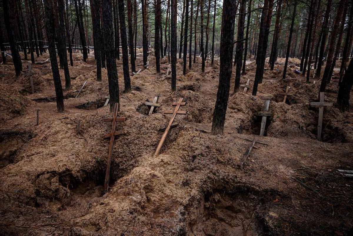 Després d'exhumar els cossos enterrats durant l'ocupació russa a Izyum (Ucraïna), es va fer un test d'ADN per identificar els 450 cossos