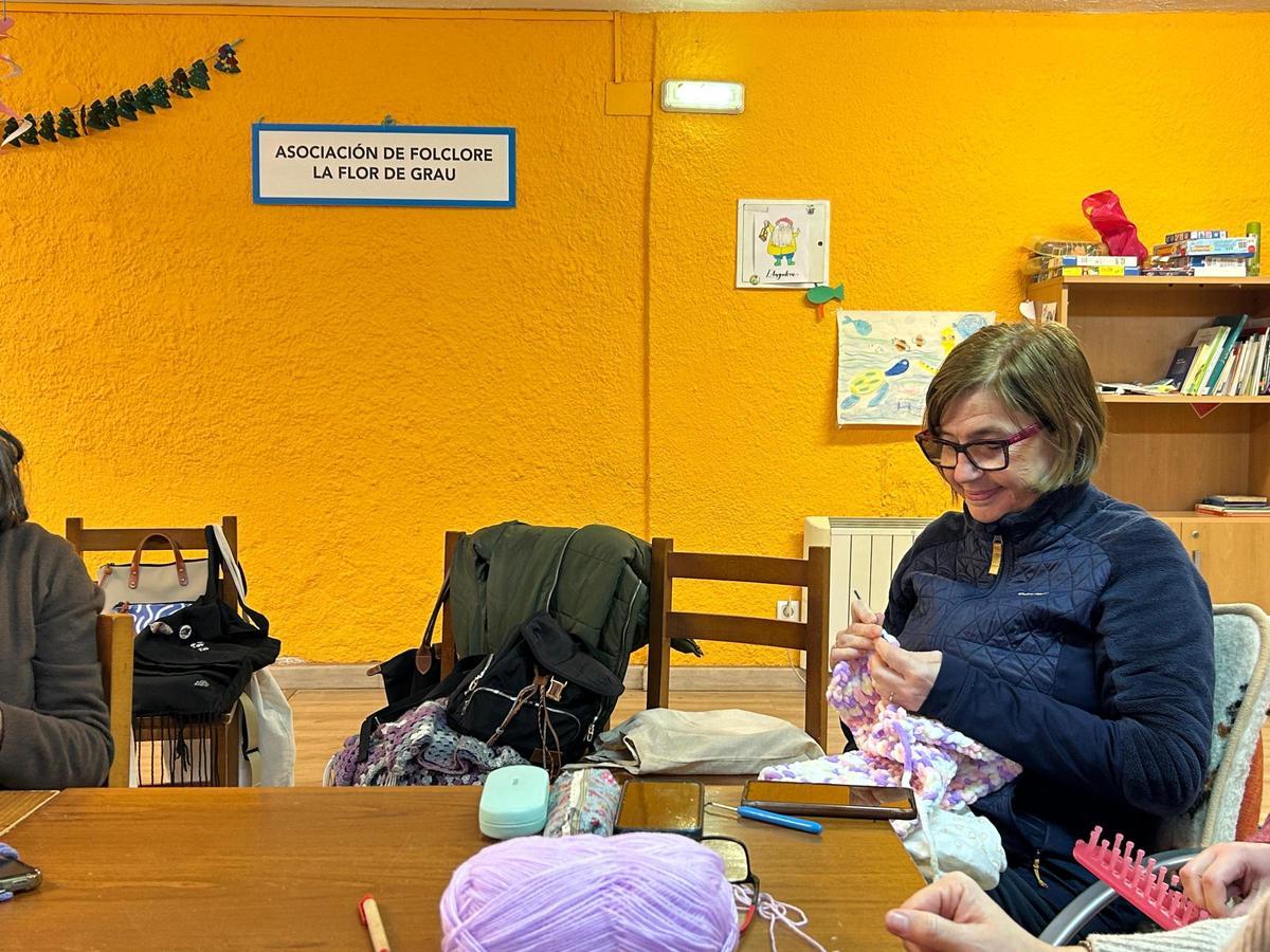 EN IMÁGENES: La "Flor de Grau" celebra su "Filandón" para tejer en grupo y estrechar lazos