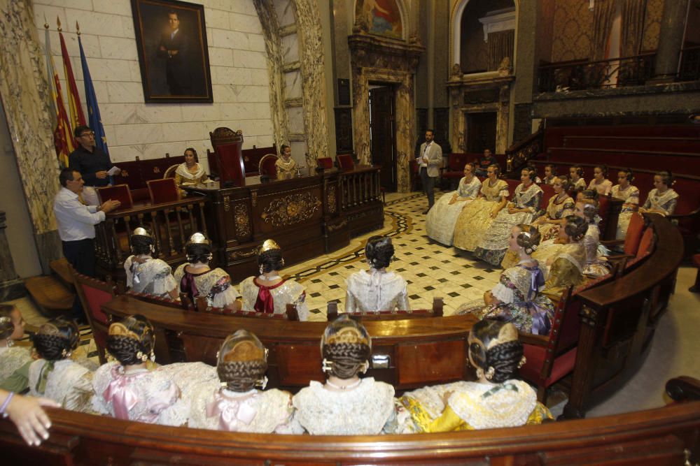 Las cortes de honor ensayan la proclamación de las falleras mayores