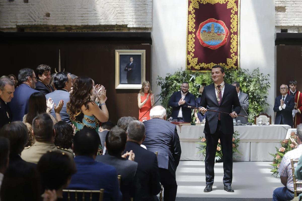José María Bellido, con el bastón de mando.