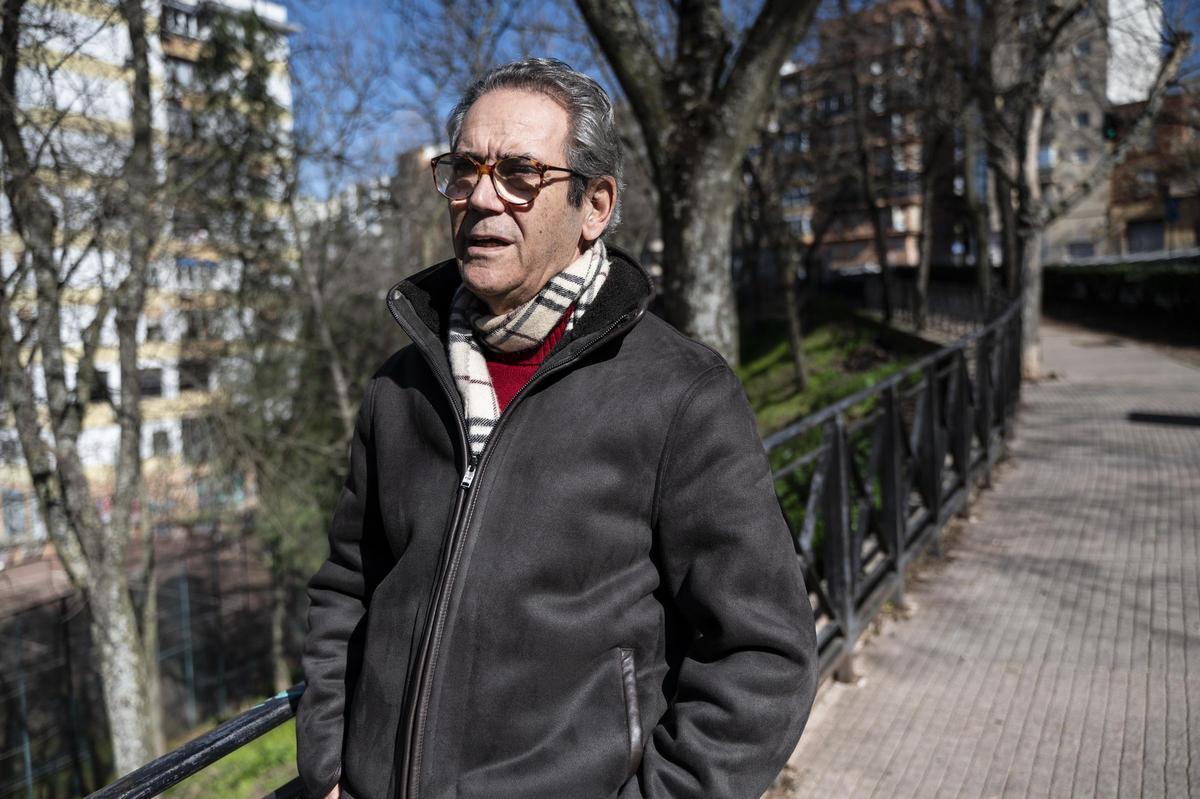 El presidente de la asociación de vecinos de La Madrila, Paco de Borja, en la barriada.