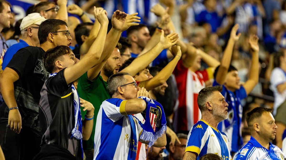 La hinchada blanquiazul activa durante un partido de liga del Hércules en el José Rico Pérez de Alicante.
