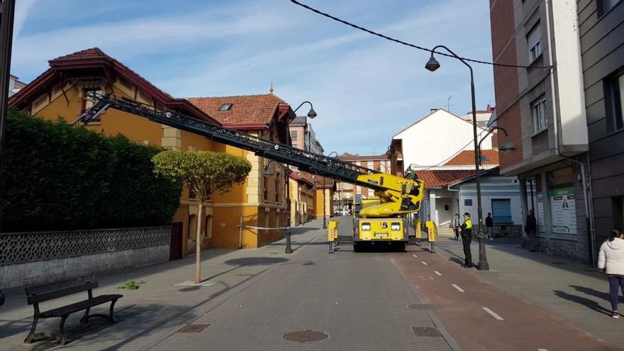 El camión escalera de los Bomberos, ante el Colegio Infanta Leonor.