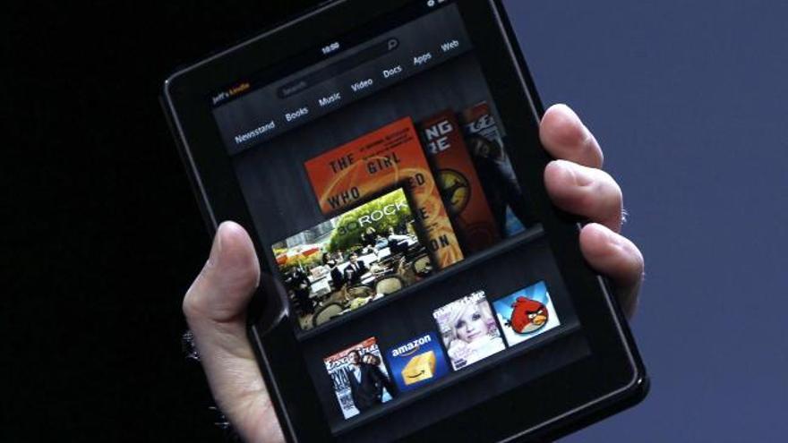 El CEO de Amazon Jeff Bezos sostiene la nueva tableta de la compañía, Kindle Fire.