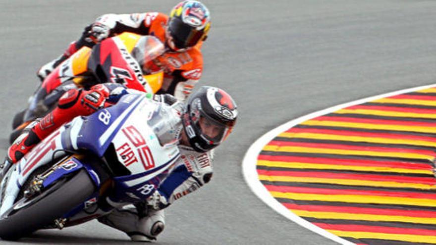 El piloto español de F1 Jorge Lorenzo, del equipo Fiat Yamaha, y el italiano Andrea Dovizioso, del equipo Repsol, en acción durante la sesión de entrenamientos en el circuito de Sachsenring.