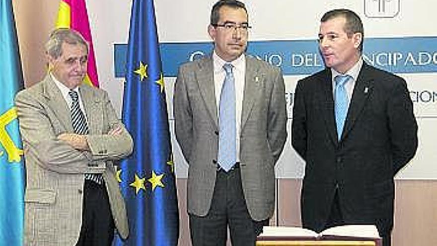 Por la izquierda, Riopedre, Alberto Muñoz y Herminio Sastre.