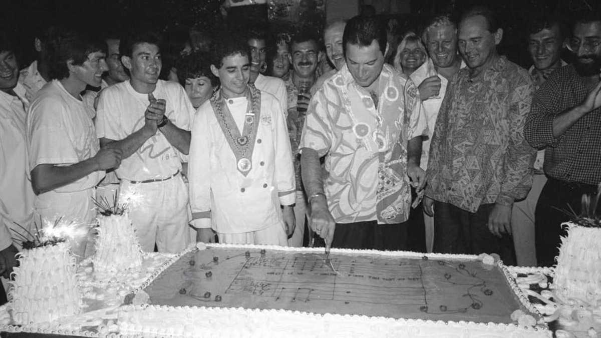 Freddie Mercury tallant el seu descomunal pastís d&#039;aniversari, amb la partitura de la cançó ’Barcelona’, durant la seva festa a l&#039;Hotel Pikes d&#039;Eivissa el 1987.