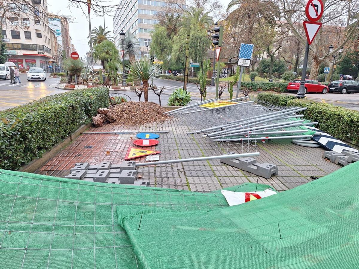 Vallas y señales para cortar el carril de Virgen de la Montaña.