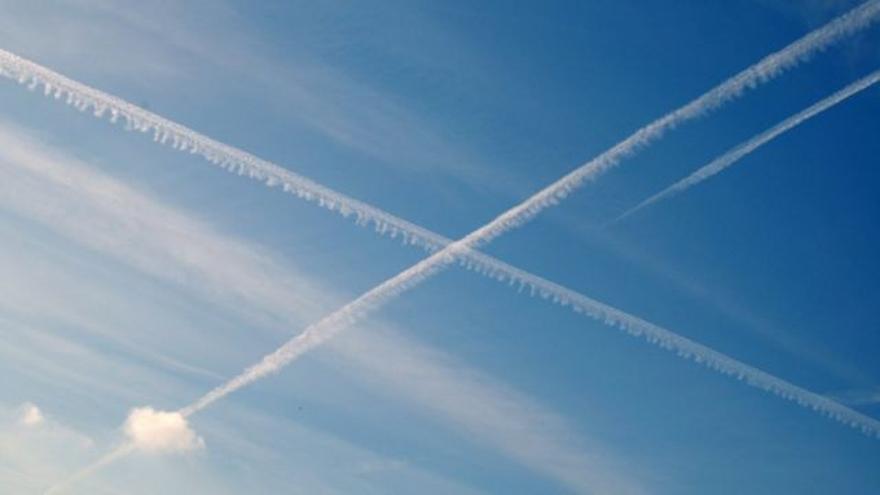 Las rayas que dibujan  los aviones en el cielo.