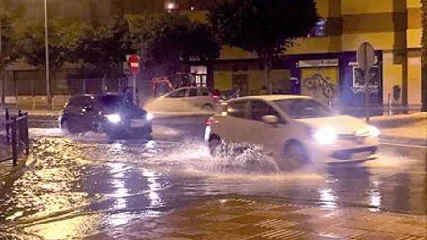 Vecinos de Castellón denuncian hedores e inundación de calles tras la minitromba