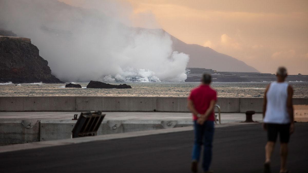 La lava del volcán de La Palma, entrando en el mar