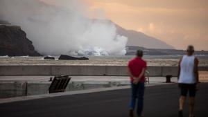 La lava es precipita a l’oceà de La Palma i crea núvols de gas nociu