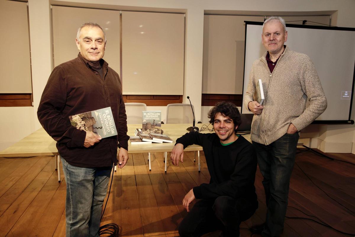 Por la izquierda, Fernando Alcalde; el autor de la portada del libro, Guillermo Menéndez Quirós y el presidente del Ateneo Obrero de Gijón, Luis Pascual.