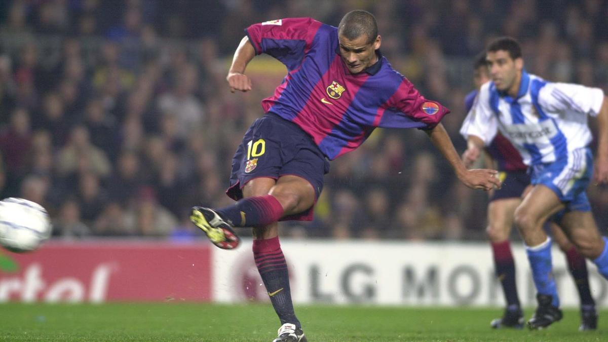 Rivaldo anota de penalti ante el Deportivo, su exequipo, en la temporada 2000-01. 