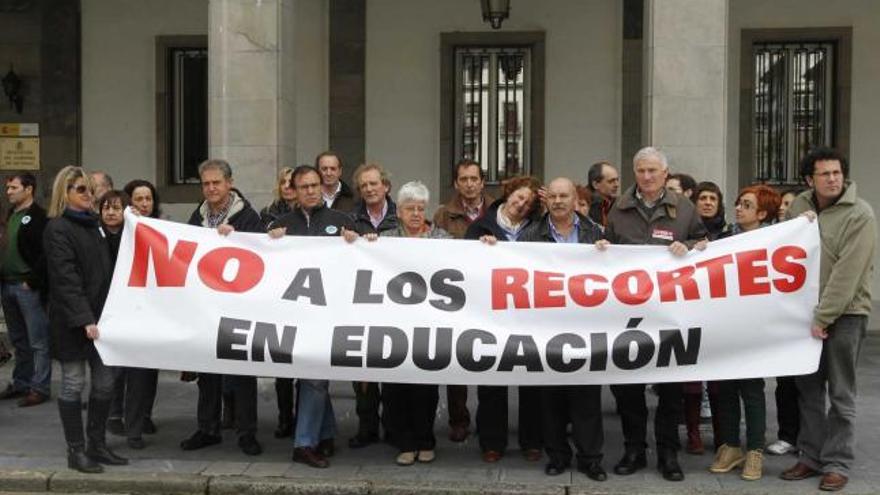 Miembros de la Junta de Personal Docente y otros profesores en la concentración de ayer en Oviedo.