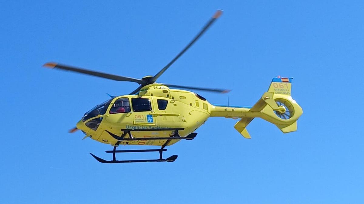 El helicóptero de rescate, esta mañana en Cíes.