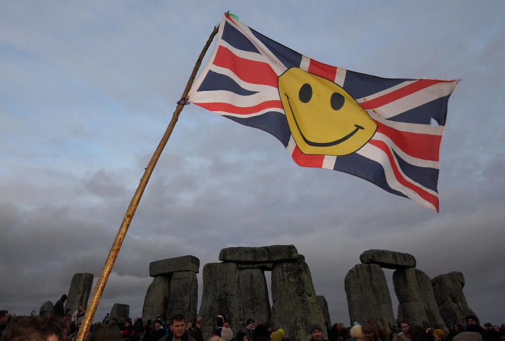 Miles de personas, varias de ellas disfrazadas de druidas, acudieron hoy al monumento de Stonehenge en Inglaterra para ver el amanecer con motivo del solsticio de invierno.