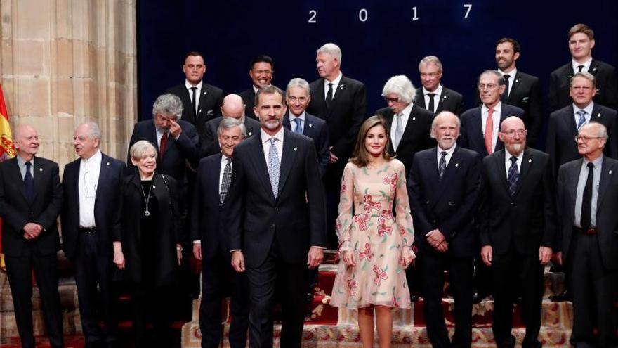 Los Reyes posan para la foto de familia durante su audiencia.