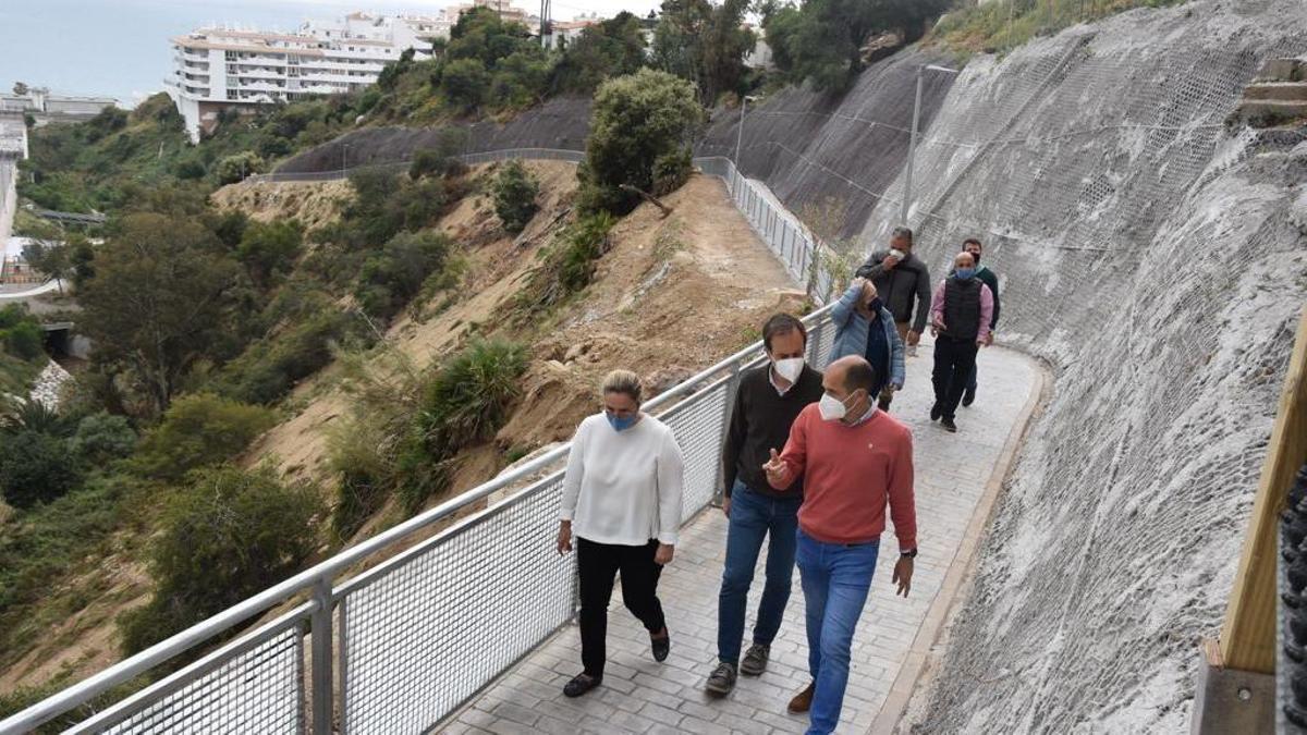 La alcaldesa Ana Mula recorre el sendero junto al arroyo Zaragoza.