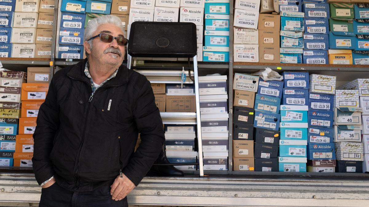 Miguel Ángel Matías vendedor de calzado con su tienda rodante.