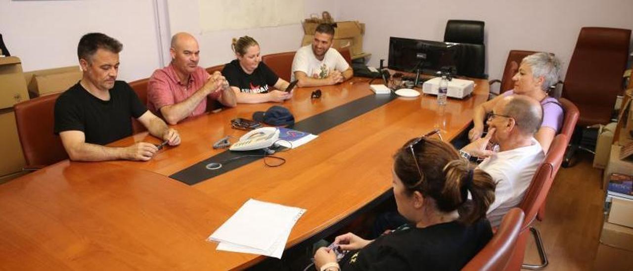 Un momento de la reunión de ayer entre los representantes del BNG y del PSOE para negociar el pacto de gobierno en Bueu. |   // SANTOS ÁLVAREZ