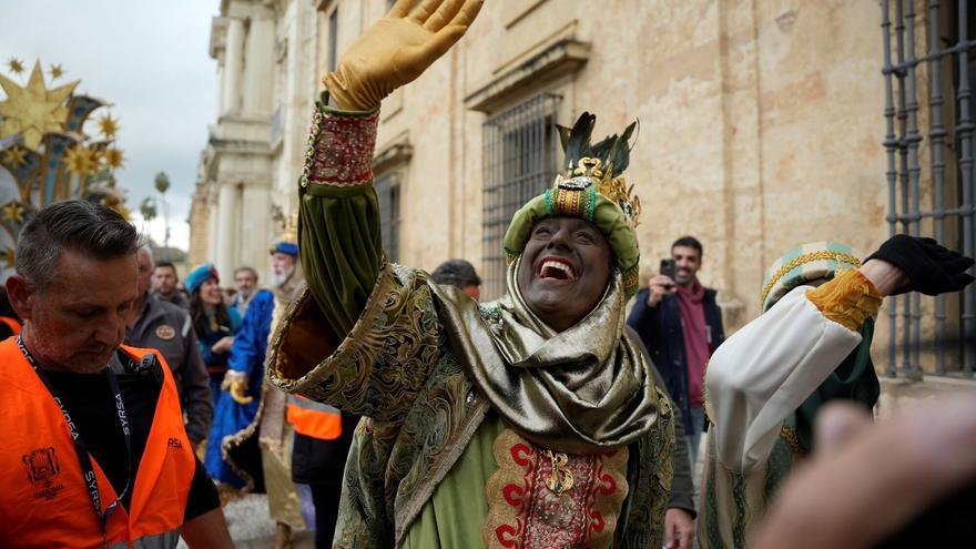 Críticas a Juanma Moreno por su 'blackface' al encarnar al Rey Baltasar en la cabalgata de Sevilla