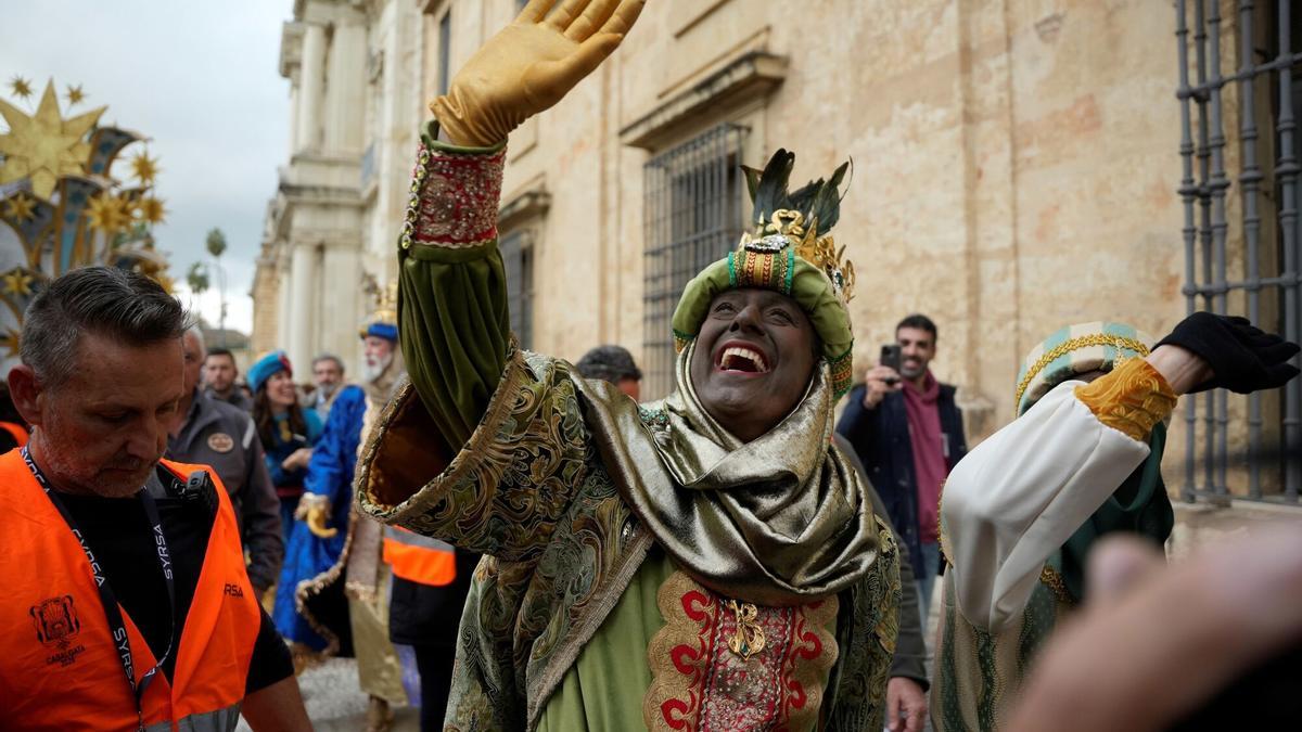 Juanma Moreno encarna a Baltasar en la Cabalgata de Reyes de Sevilla