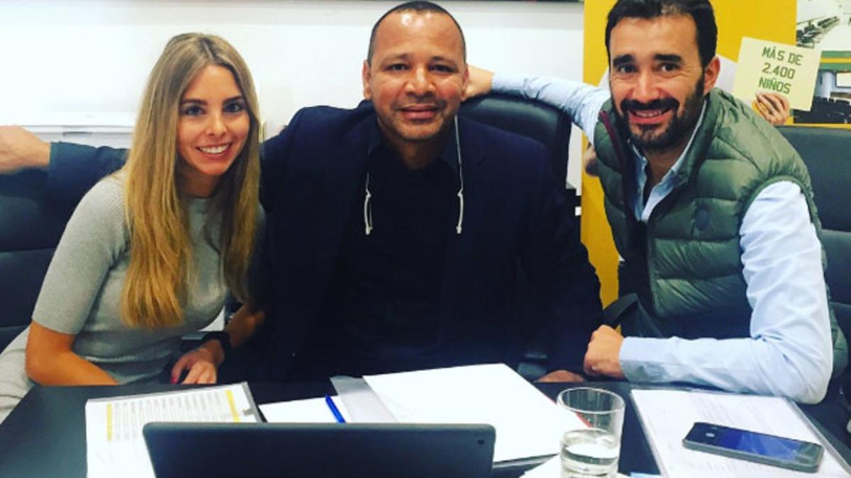Helena Condis y Juanma Castaño, periodistas de COPE, junto a Neymar