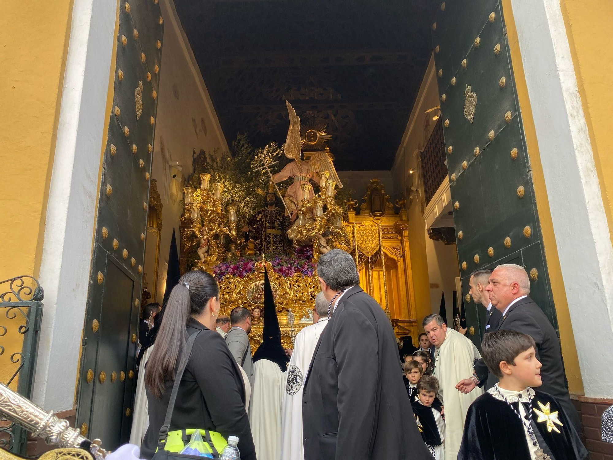Comienza a moverse en el interior del templo el misterio de la Oración en el Huerto y la calle Feria enmudece. Se oyen vivas por el Señor, la Virgen y la Hermandad
