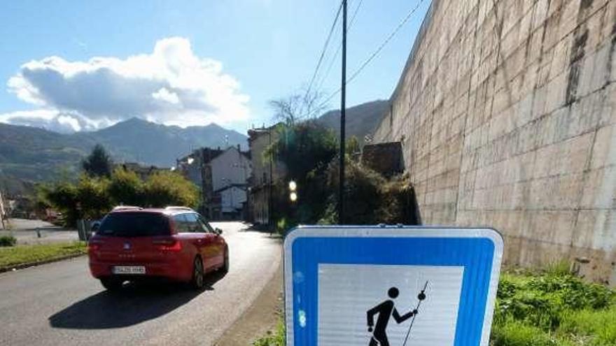 Una señal del Camino del Salvador colocada en sentido Oviedo-León, en la localidad de Ujo.