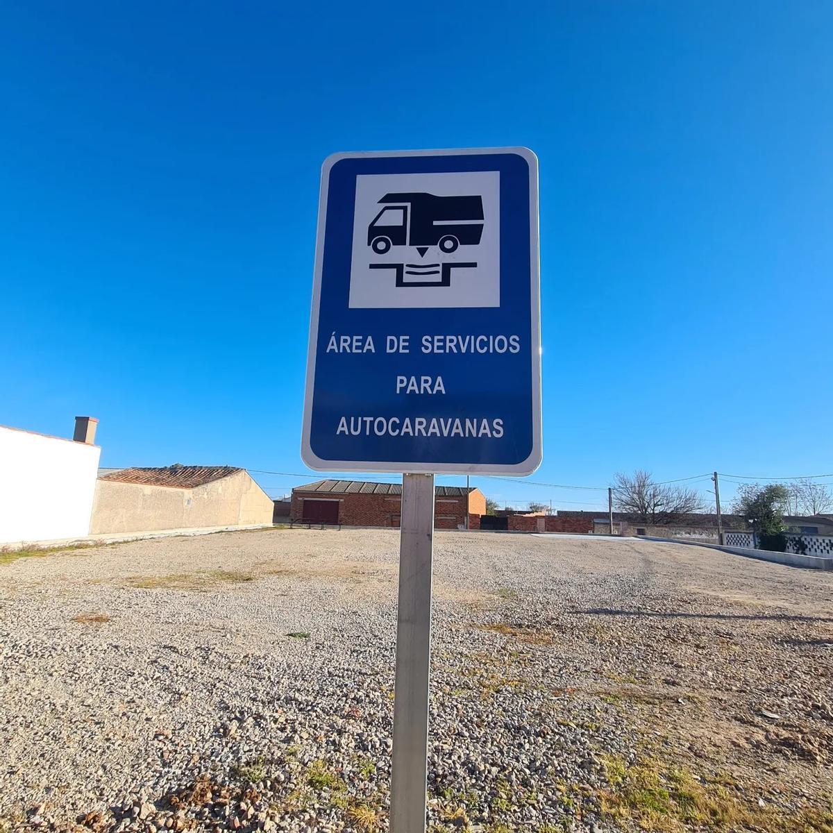 Señal que indica la zona destinada en Morales de Toro para estacionar caravanas.